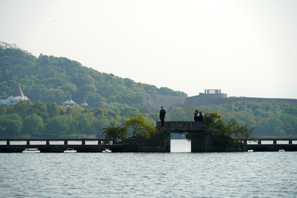 从城山广场一路前行到湖上景区,邂逅沿途湘堤卧波,湘浦观鱼,忆杨思贤