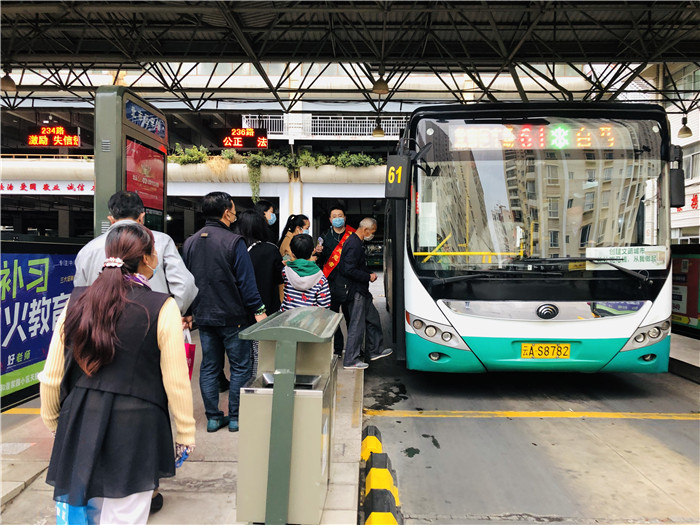体验时段:早高峰 体验站点:北市区车场 体验路线:61路 4月14日是周二