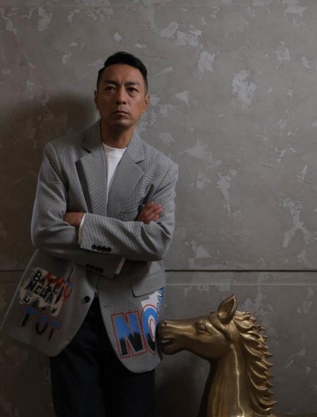 自曝入行初期只为耍帅 香港知名男演员32年演艺路多次遇贵人相助_腾讯
