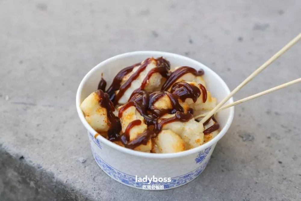 要去那些烟火气旺盛的老城区里,街巷里弄里弯弯绕绕去寻才能一饱口福