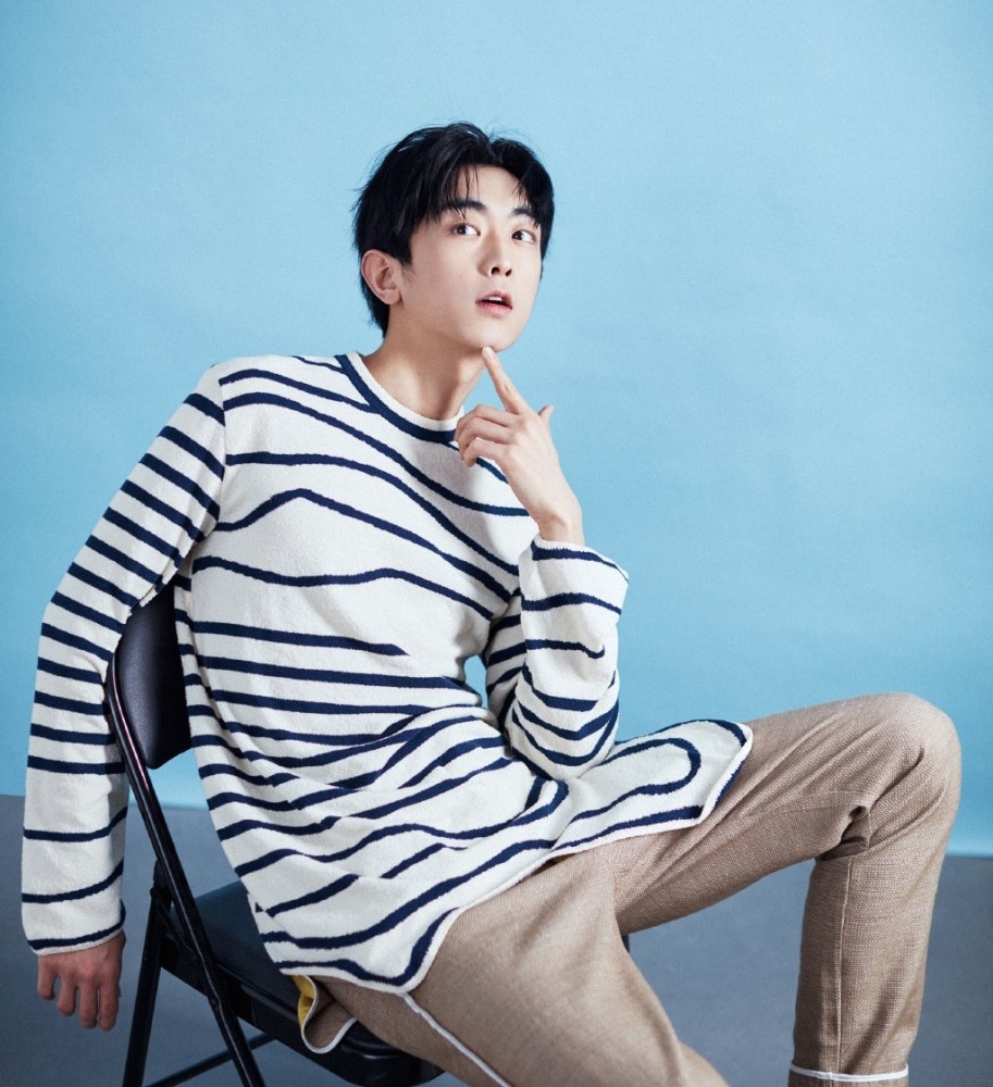 《快把我哥带走》中他是时秒暗恋对象,今穿t恤配马甲,清爽呆萌