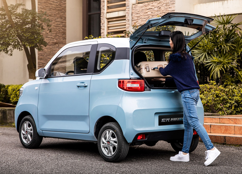 五菱小车再次亮相启用英文车标不到3米配四个座椅