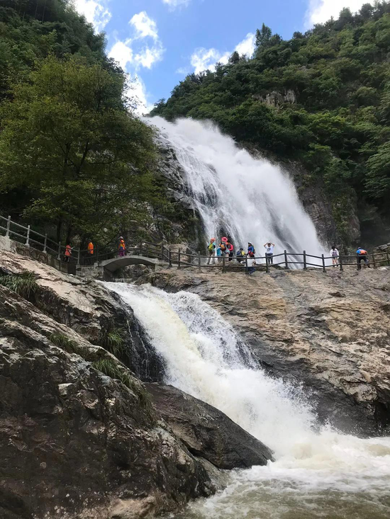 岩上飞纱 杜鹃花开 天柱山峡谷惊艳了目光 腾讯新闻