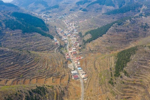 航拍济南金刚纂村的盘山公路蜿蜒起伏宛如一条巨龙