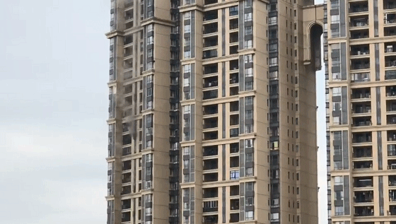 30层高楼突冒浓烟,43名住户被紧急疏散!他们采取了这种自救方式