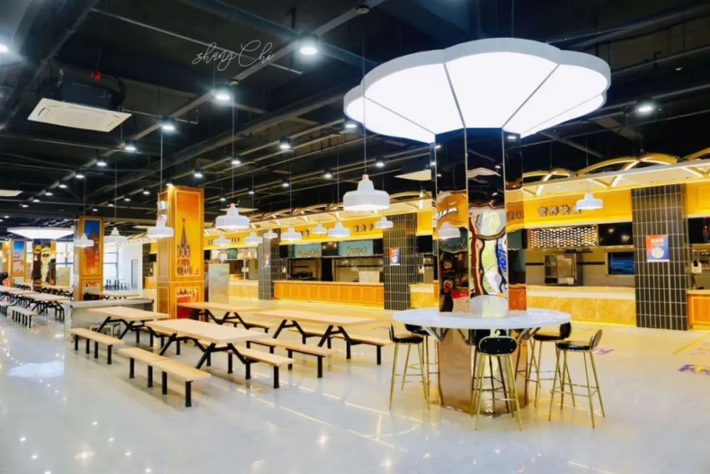 用也更安全卫生哟志愿者在食堂引导学生就餐并做好个人防护排队有距离