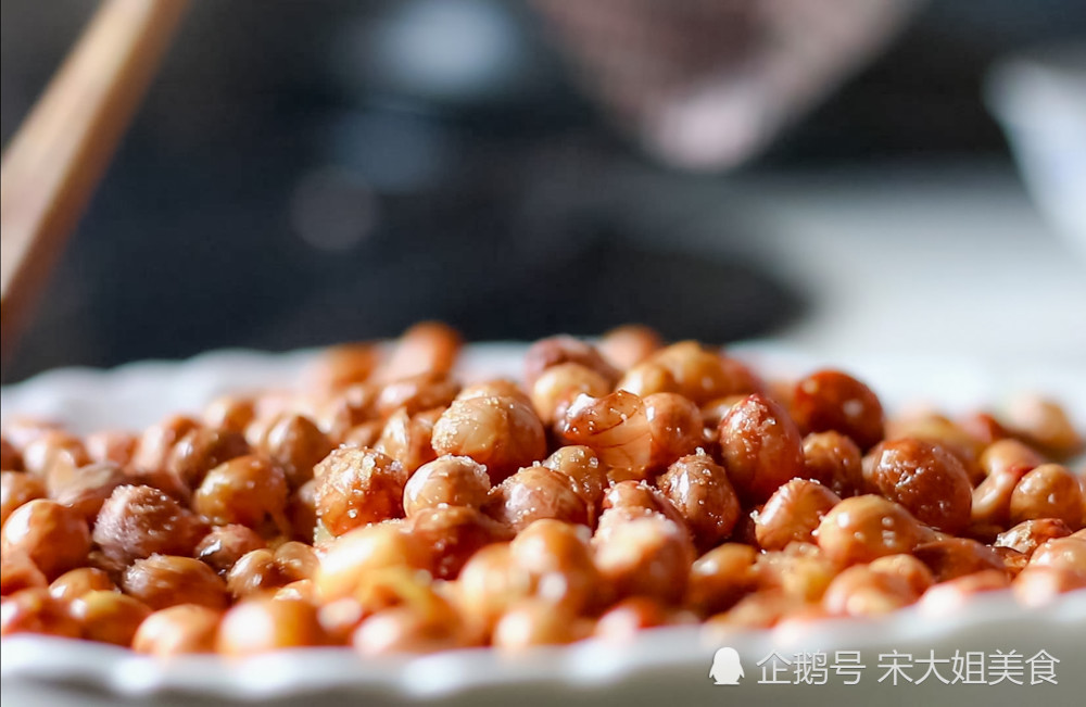 炸花生米前 到底该用冷水还是热水泡花生呢 这么做才香脆好吃 腾讯新闻