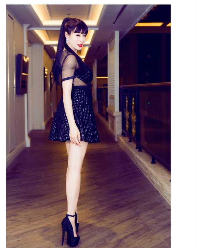 钟丽缇高马尾齐刘海太减龄蓝色连衣裙优雅大气49岁看着像19岁