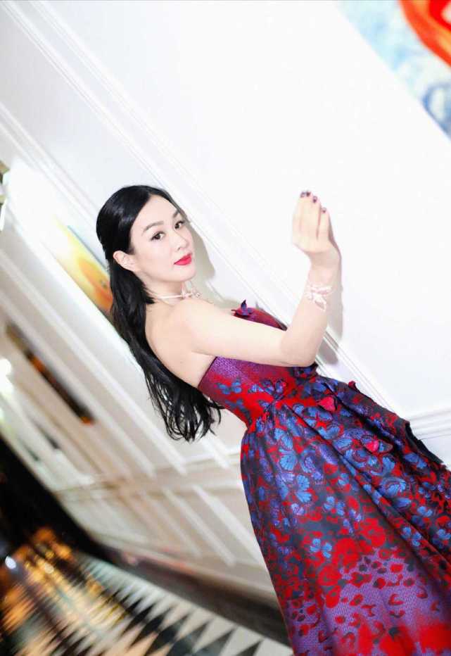 钟丽缇高马尾齐刘海太减龄蓝色连衣裙优雅大气49岁看着像19岁