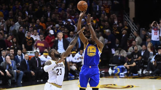 打开腾讯新闻,查看更多图片 >时间回到2017年的夏天,总决赛骑士队对战