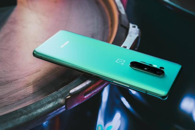 配色方面,一加8 pro有"黑镜,青空,蓝调"三种配色选择,并具备 ip68