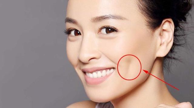 比如酒窝征,就是乳房上出现类似酒窝一样的小凹陷.