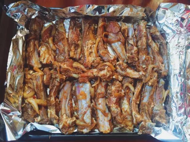 2,腌的过程中,一定要多次给羊肉充分入味,烤温要根据自己烤箱的脾气做