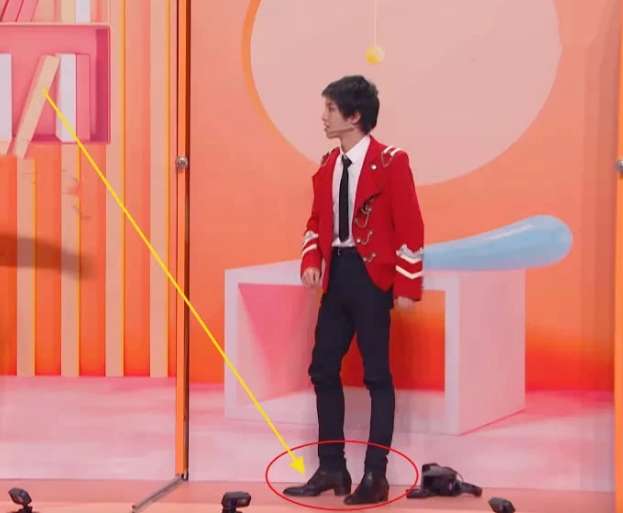 华晨宇男款"高跟鞋"火了,当看清他的站姿后:确定没女生教?