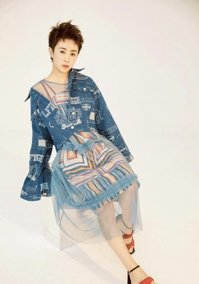 马丽当妈后风格都变了穿格纹衬衫配高腰半身裙骨子里透着魅力