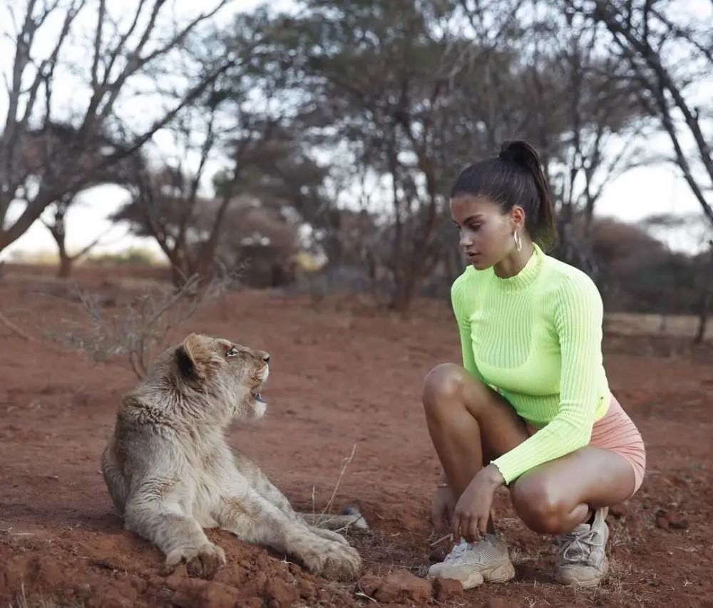 外媒曝格纳布里正在约会瑞士名模,新女友身材姣好