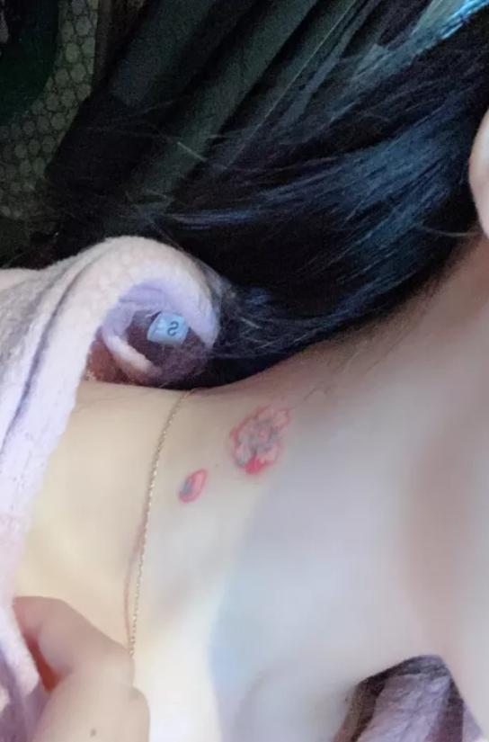 在呆妹儿出生的时候脖子上就有两个黑坨坨的胎记,看上去有点像是吻痕