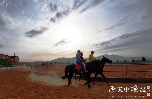 驻马店:跑马溜溜的山上 一道溜溜的风景