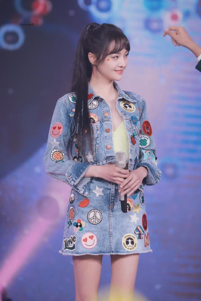 郑爽又营业啦一身印花连衣裙清新甜美网友看着成熟多了