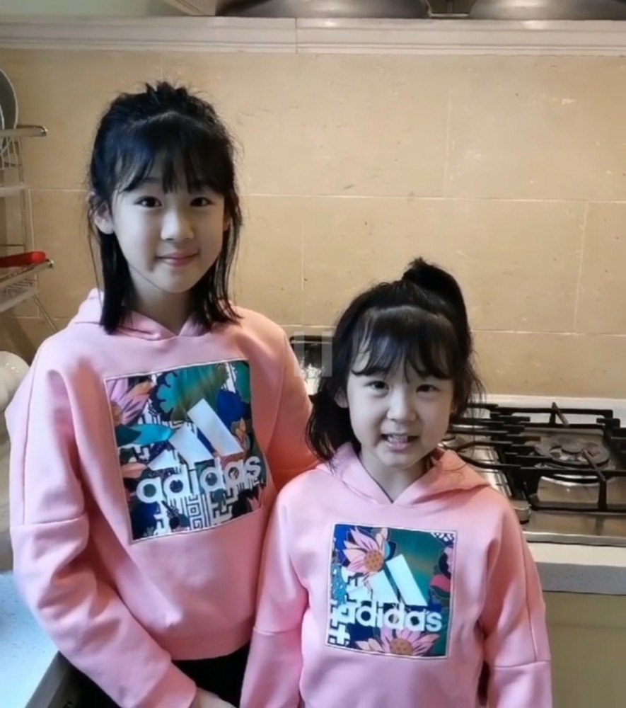 陆毅两女儿好懂事贝儿和叶子在线教网友炒麦粉还教大家如何吃