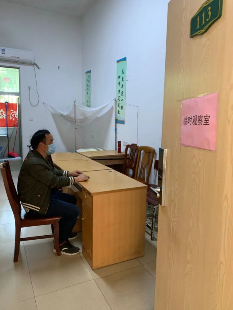 该同学被带至临时观察室暂歇救治处置组人员身穿隔离服,佩戴口罩,对