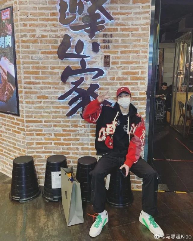 55亿京圈千金被初恋吐槽拜金转身倒贴小鲜肉玩暧昧