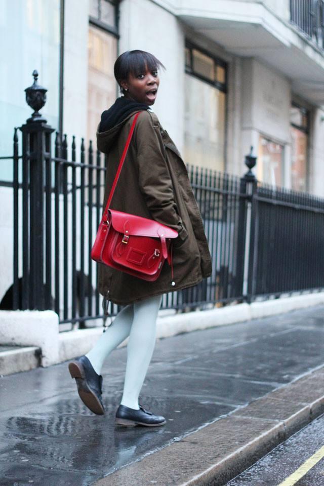 下面就让小编给大家推荐几款剑桥包不同风格的搭配,让小仙女们在选择