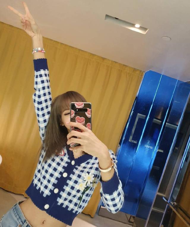 lisa到底有多瘦?看到她穿"露脐装"网友:手里的鸡腿不香了