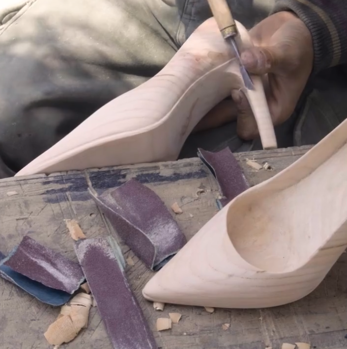 手艺人木头做"高跟鞋"送女友,本以为蹭热度,看到成品:硌脚吗?