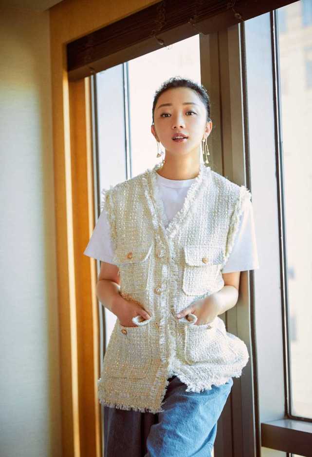 39岁的张瑶气场十足一件西装外套配黑色半身裙洋气减龄美呆了