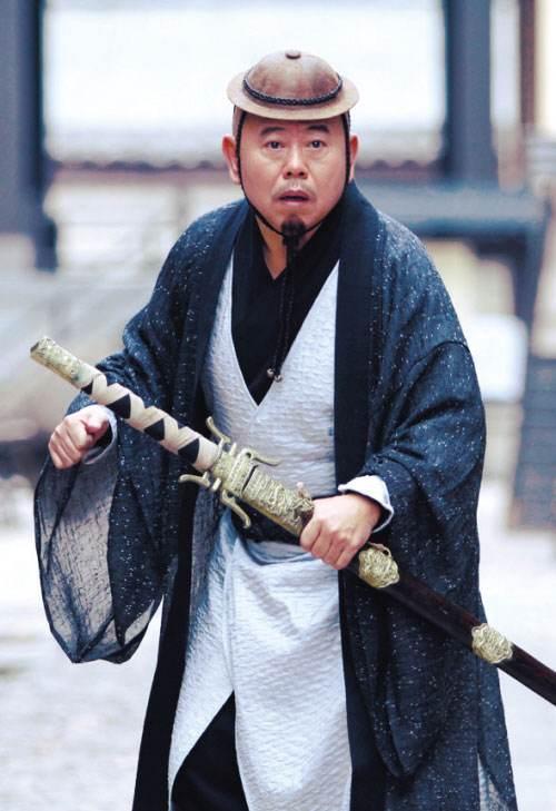 "国家一级演员"潘长江,曾与妻子住8年厕所,63岁花钱不用眨眼