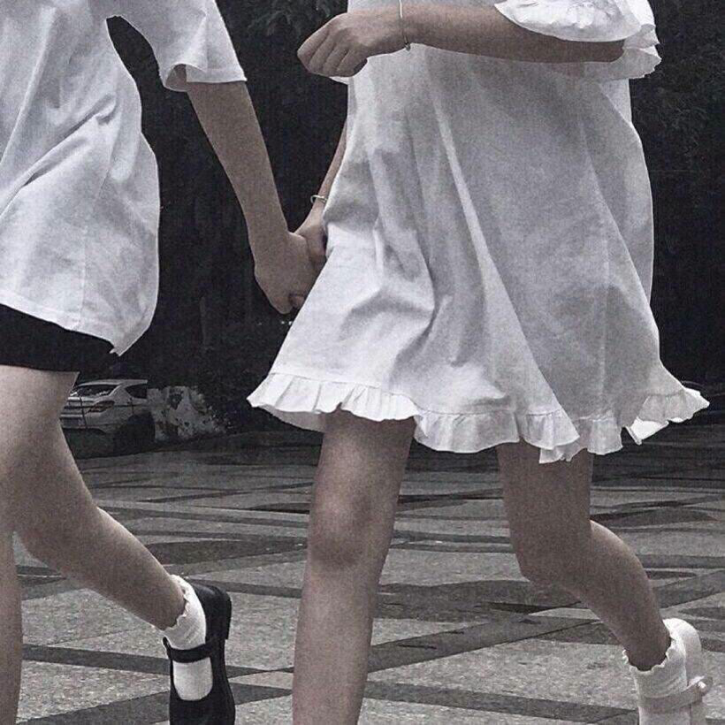 甜甜的闺蜜头像:人生苦短,总要与你倾心,才不算辜负!