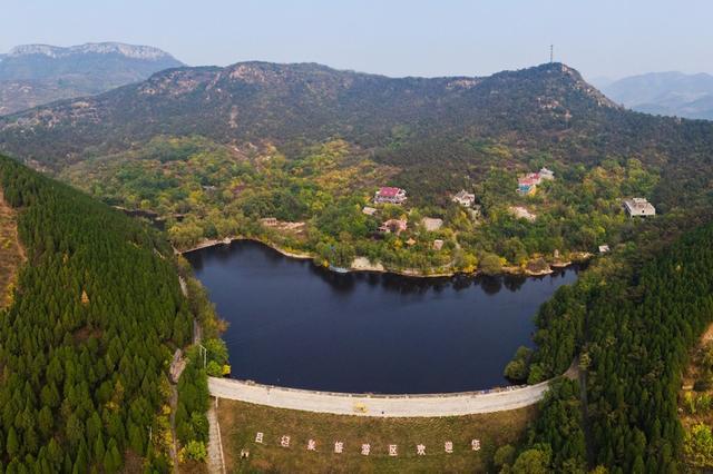 王啸/摄这里三面环山,森林茂密,山泉常年不断,泉水干净天然,可以直接