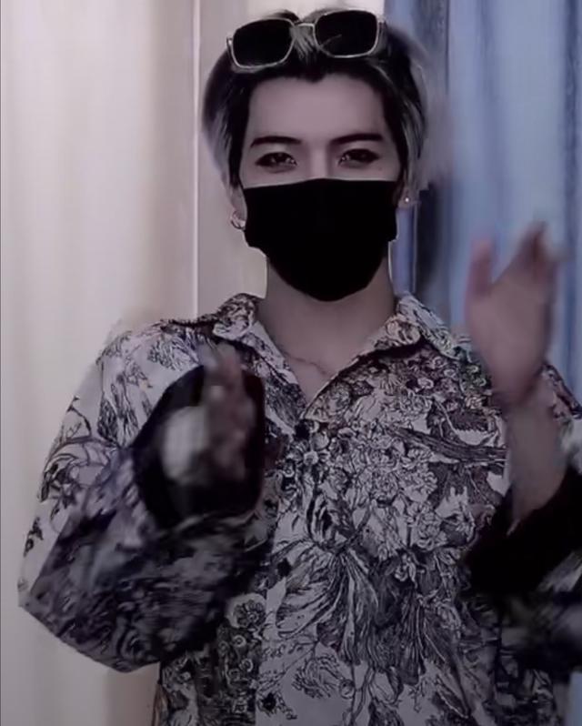 七鹤大人失去热度后,梳马尾穿女装跳舞,却被艾比粉丝抵制