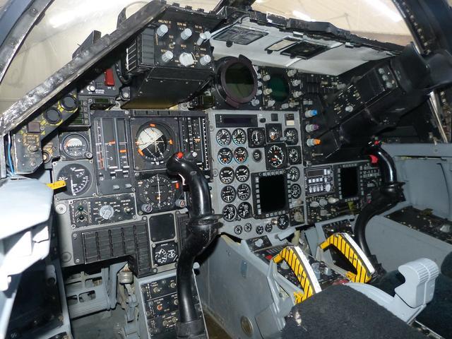 图为弹射后漂浮在海上的f-111座舱f-111土豚战斗轰炸机可以使用美军