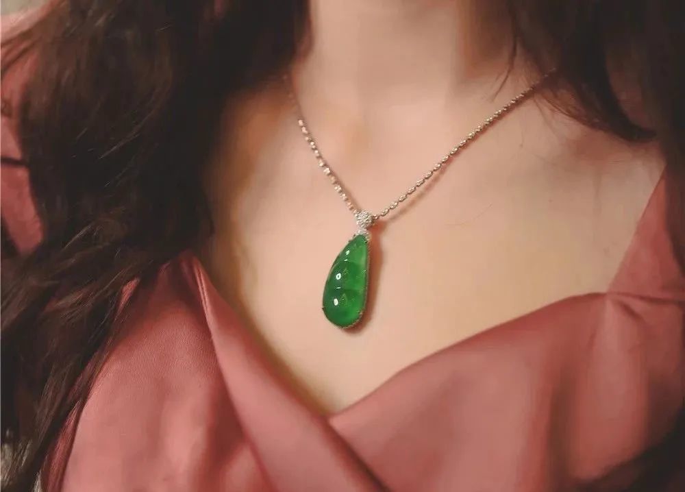 翡翠|慈禧太后戴过的翡翠朝珠，如今价值8亿，竟然在她手上？