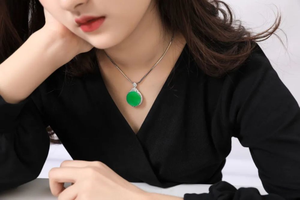 翡翠|慈禧太后戴过的翡翠朝珠，如今价值8亿，竟然在她手上？