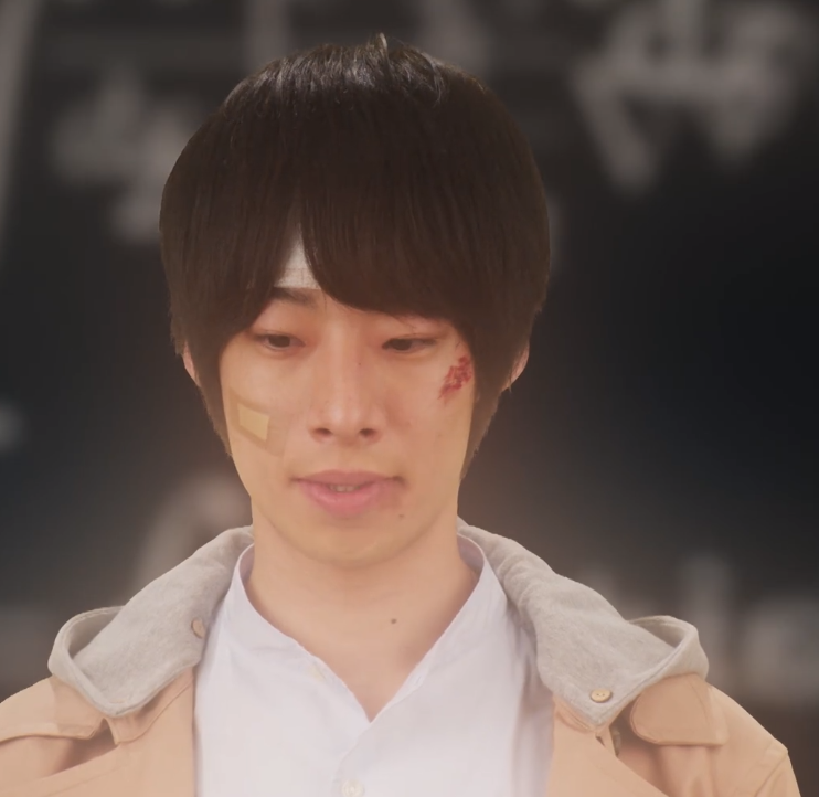 葛成巧在面对evolto时失去了记忆,然后还顺路被evolto换上了佐藤太郎