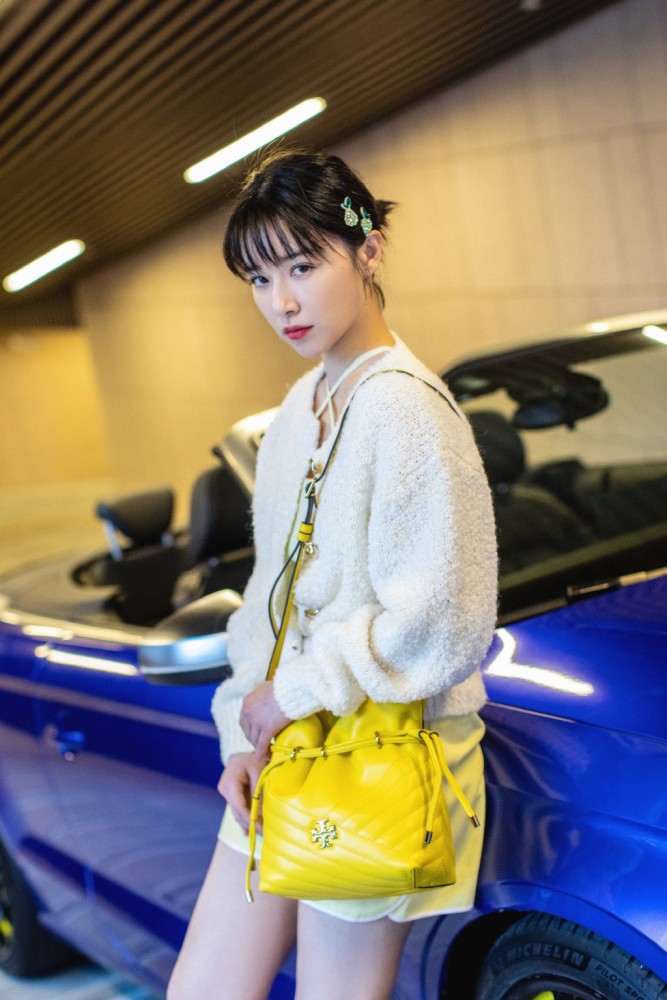 阚清子越穿越嫩白色针织衫配嫩黄色短裤说她18岁都过分了