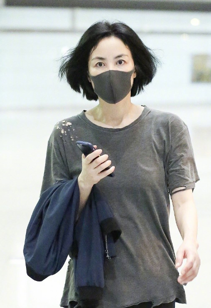 王菲50岁了身材纤细有致但t恤都破了几个洞我是不敢穿