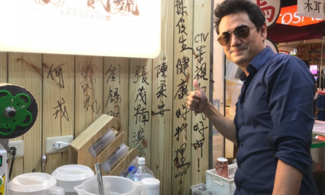 陈俊生是台湾知名演员,年轻时长相俊朗帅气,外形十分优越,曾经一度霸