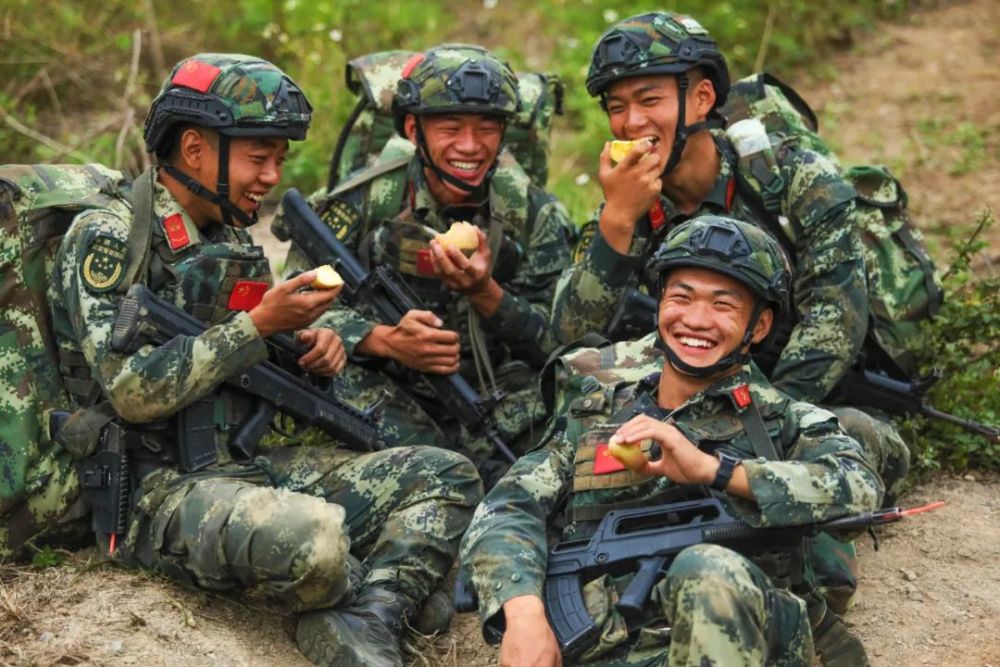 一同分享你笑起来真好看虽然辛苦,但快乐常在这就是中国军人选择迷彩