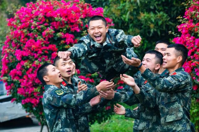 中国军人专属风采看完想当兵