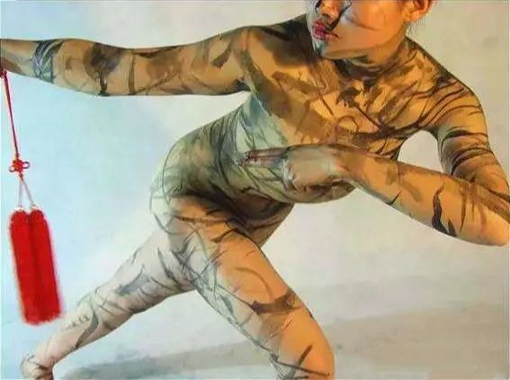 美院教授大秀"人体书法",当代书法的下限在哪里?