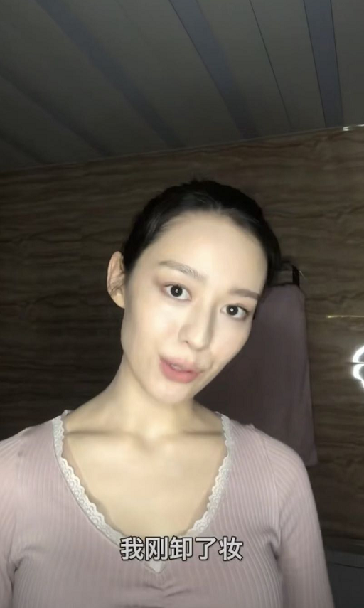 郎朗妻子吉娜一反常态全素颜出镜只露上半身网友肯定怀了