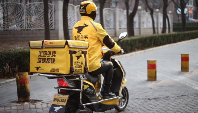 送餐途中的美团外卖骑手.图源品玩pingwest