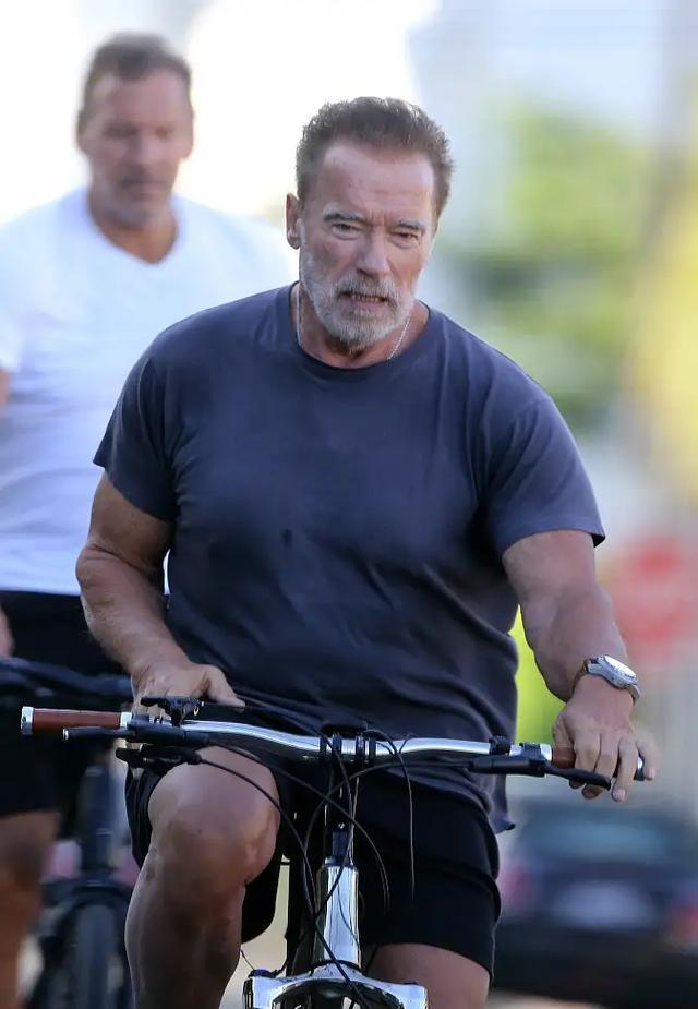 72岁施瓦辛格不服老,身体硬朗骑车遛驴和马,硬汉柔情的真实写照