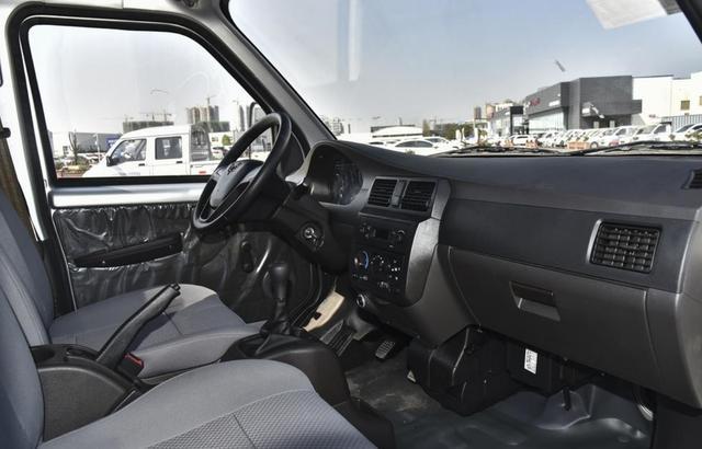 作为一个最朴实的朋友,这款只有四万左右的微卡车型,内饰设计以及配置