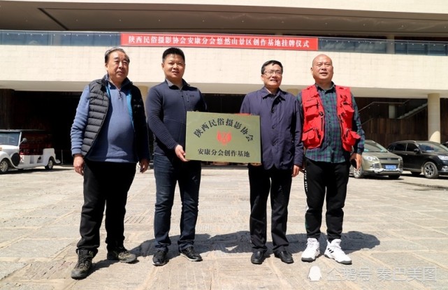 银达置业总经理任训平和张磊经理,吕宣强局长,潘定安会长在揭牌后合影