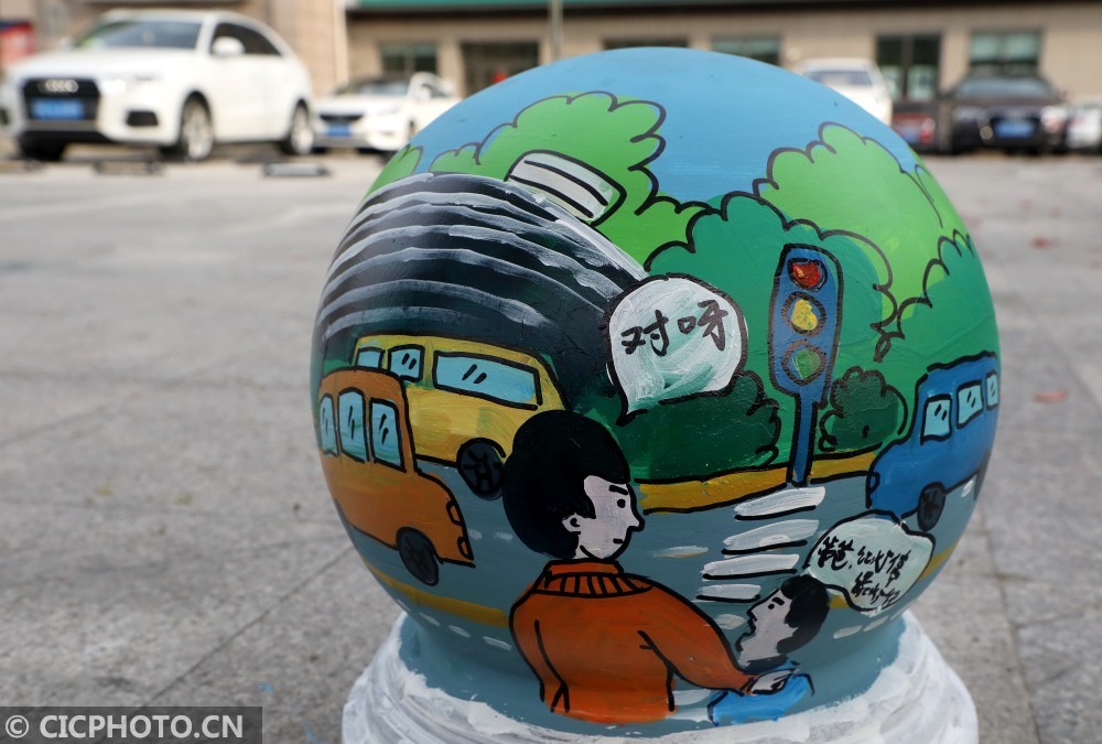 上海人行道隔离墩彩绘助力文明城区创建